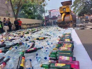 Puluhan Ribu Botol Miras Dihancurkan