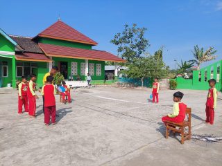 Peringati Hari Jadi Klaten Mahasiswa Unnes Giat 5 Desa Brangkal Perkenalkan Permainan TONNIS ke Siswa SD