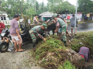 Babinsa Koramil Tobelo Bersama Bhabinkamtibmas, Pemdes serta Warga Bersihkan Saluran Air