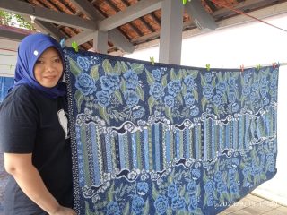 Unik, Yuni Masih Bikin Batik dengan Manual