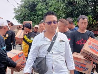 Mukit Beri Bantuan Ratusan Paket Sembako ke Warga Terdampak Banjir di Juwana Pati