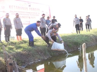 Polresta Pati Melaksanakan Kegiataan Penebaran Bibit Ikan dalam rangka Hari Bhayangkara ke-78