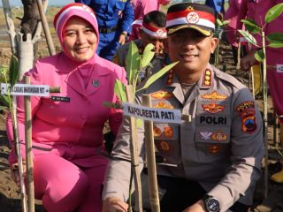 Polresta Pati Tanam Mangrove Sambut Hari Bhayangkara Ke-78