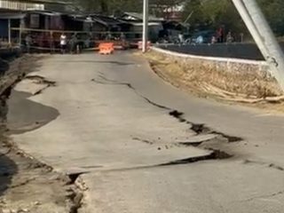 Jalan Amblas di Juwana Gegerkan Warga