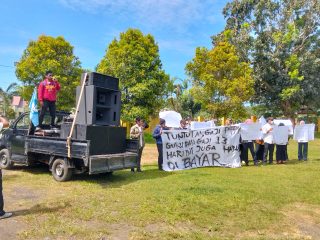 Gaji Belum Diterima, Puluhan Guru di Halmahera Utara Demo