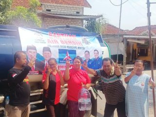 Paham dengan Kondisi Kesulitan Warga, Wahyu-Suharyono Gencarkan Droping Air Bersih