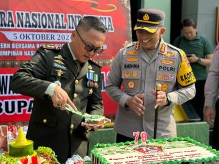 Kejutan HUT TNI Ke-79, Kapolresta Pati dan Anggota Datangi Makodim 0718