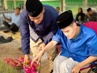 Kenang Pesan Jaga Amanah, Ahmad Luthfi Bareng Anaknya Ziarah ke Makam Istri