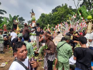 Enam Gunungan Diarak Dalam Acara Sedekah Bumi Desa Tajungsari