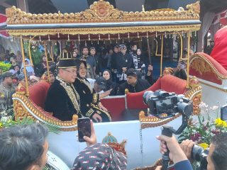 Lautan Manusia Saksikan Kirab Boyongan Hari Jadi Pati ke-702, Pusaka Sakral Diarak dengan Gegap Gempita